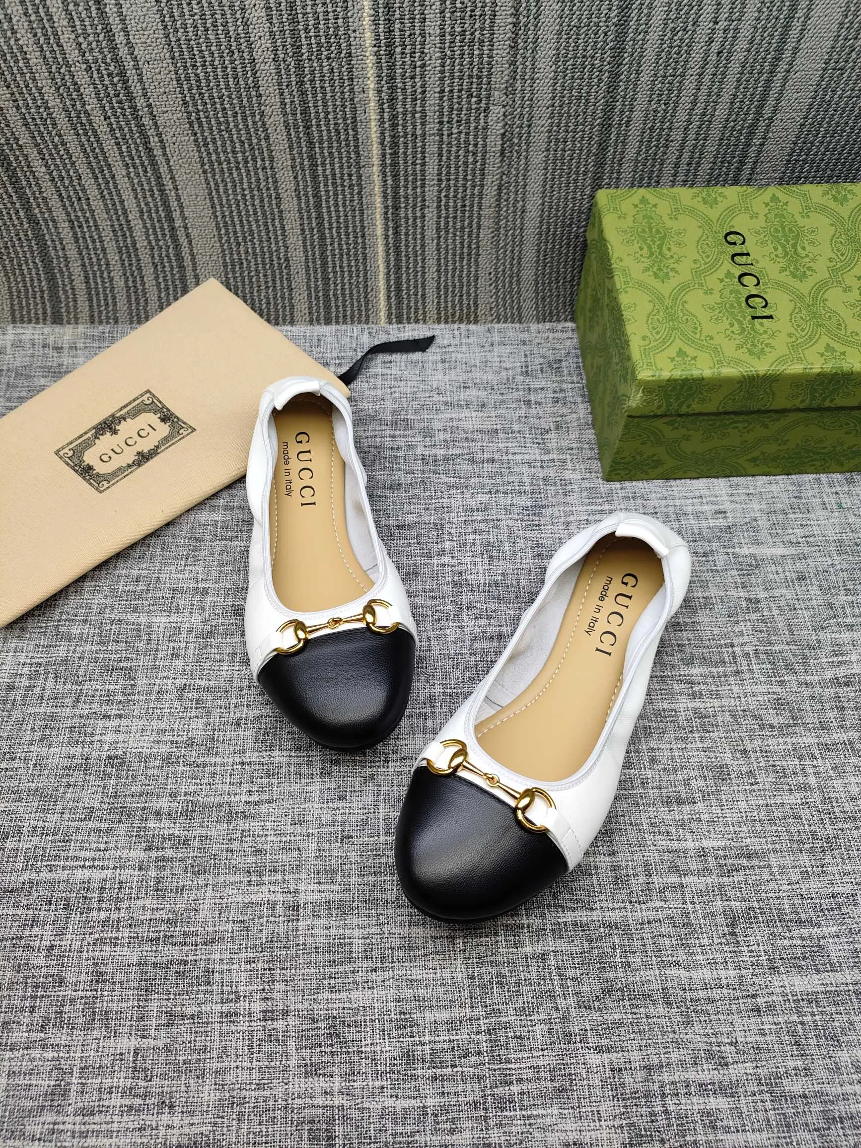 👟👟Ex-factory price 320👟👟 GUCCI's latest horsebit women's flat ballet shoes and egg roll shoes are super comfortable. The fabric is made of imported top-grade soft sheepskin. It is very comfortable on the feet and will not rub your feet. You can also roll it up and put it in your bag. It is easy to carry with you. The super soft soles are a must-have item for fairies whether you are going out for business, work, travel, shopping or at home. Fashionable and versatile, it is an indispensable pair of shoes for you. Fabric: Made of imported soft sheepskin Color: 6 colors available Outsole: PPC rubber outsole Size 34-42 (34.41.42 needs to be customized)